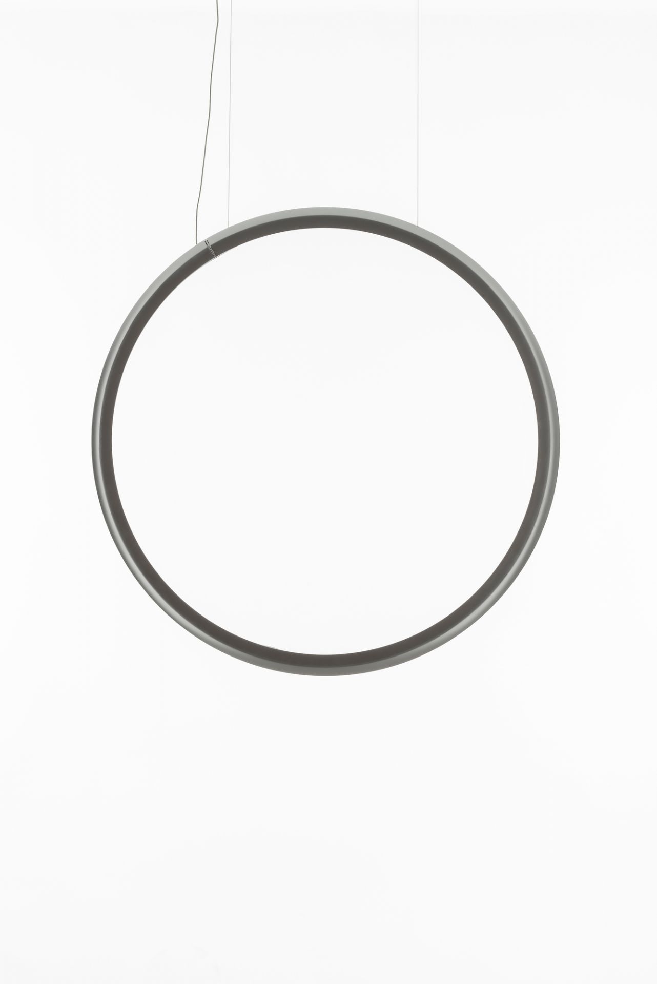 Discovery Vertical Pendelleuchte von Artemide: Runde Hängelampe aus Aluminium, modernes Design für Wohnraum und Büro.